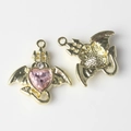 Detail von rosa Herz-Kristallanhänger mit goldenen Flügeln und Krone für DIY Schmuck - Goldene Basis Rosa
