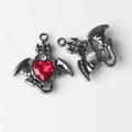 Detail der schwarz-legierten Teufelsflügel-Herzanhänger mit rotem Kristall für DIY - Waffenschwarz Roter Stein