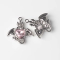 Detailansicht des silbernen Herzanhängers mit rosa Kristall und gotischem Dämonenflügel - Silber Rosa