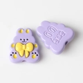 Detail van paarse konijnenhangers van legering met gele strik voor DIY sieraden maken - Paars