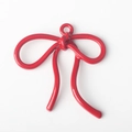 Detalle de un colgante de lazo lacado en rojo vivo con aro para crear joyas artesanales - Rojo
