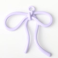 Detalle macro de un colgante de lazo lavanda con acabado brillante para joyería DIY - Púrpura