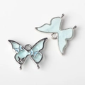 Detailansicht der hellblauen Schmetterlingsanhänger mit Silberbasis für DIY Schmuck - Silberbasis Blau