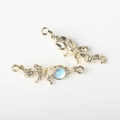 Detalle del conector de mariposa con circonitas para la creación de joyas artesanales - Base de Oro Azul