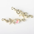 Detalle de conector de mariposa dorada con circón iridiscente para joyería artesanal - Base de Oro Rosa
