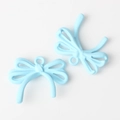 Detalle de dijes de lazo azul claro mate en aleación con anillas para creación de joyería DIY - Azul