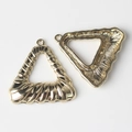 Detail goldener geometrischer Dreiecksanhänger mit radialer Textur und Ring für DIY - Dreieck-Stil