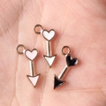Pendentifs cœur et flèche en émail rose, blanc et noir pour la création de bijoux - Mélange Aléatoire