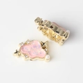 Detalle de cuenta en forma de nube para joyas con resina rosa, circón y perlas - Base de Oro Rosa