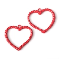 Detailopname van rode hartvormige hangers met gevlochten textuur en glanzend emaille - Rood