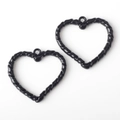 Primer plano de dijes de corazón en esmalte negro con bordes de cuerda para joyería - Negro