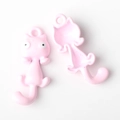 Détail de pendentifs chat rose en alliage pour bijoux DIY montrant l'avant et l'arrière - Rose