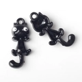 Vue détaillée de breloques chaton en émail noir pour bijoux DIY avec finition brillante - Noir