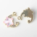 Detailansicht der Vorder- und Rückseite vergoldeter Stern-Mond-Anhänger mit rosa Stern-Inlay - Goldene Basis Rosa