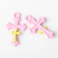 Details von rosa und gelben Emaille-Kreuzanhängern mit Wellenrand für DIY-Schmuck - Rosa