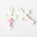 Detailansicht der weißen und rosa Kreuzanhänger für DIY-Schmuck mit Vintage-Details - Weiß