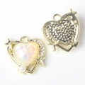 Detalle de colgante de corazón con acabado opale, cristales y perla para joyería - Dorado