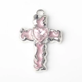 Gedetailleerde weergave van zilveren kruis hanger met roze hartsteen en emaille - Roze