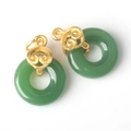 Dettaglio del ciondolo Ruyi verde stile giada con metallo dorato per gioielli fai-da-te - 16mm / verde scuro