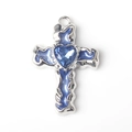 Detailopname van een kruishanger in vloeibare stijl met blauw hartkristal en emaille - Blauw