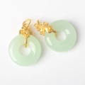 Dettaglio di ciondoli in finta giada verde con chiusura in oro traforato per gioielli DIY - 16mm / verde chiaro
