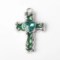 Detail van vintage kruishanger met groene hartsteen en emaille inlegwerk - Groen