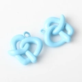 Detalle de dijes de pretzel azul con forma de corazón y anillos para joyería DIY - Azul