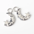 Detailansicht der silbernen Mond- und Sternanhänger aus Legierung für DIY-Schmuck - Silber