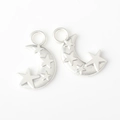 Detail von silbernen Mondsichel und Sternen aus Legierung mit mattem Finish für Schmuck - Silber