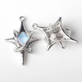 Dettaglio macro del ciondolo a stella argento con zircone incastonato e retro metallico - Base Argento Pietra Blu