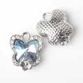 Vista dettagliata del ciondolo a farfalla con cristallo blu e trama in lega d'argento - Argento con zirconia blu