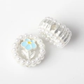 Dettaglio macro del ciondolo a fiore con perle sintetiche per creazione gioielli DIY - Blu
