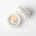 Dettaglio anello elastico con perle, fiore in smalto arancione e base in metallo - Arancione