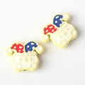 Macro-opname van geëmailleerde clownshoed kraal met gat voor DIY-sieraden maken - Geel