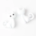 Détail macro de deux mignons pendentifs chat 3D blancs pour colliers et bijoux DIY - Blanc