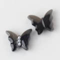 Detalle de cuentas de mariposa en resina negra traslúcida con perlas blancas para joyas DIY - Negro