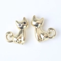 Vue détaillée du pendentif chaton 3D en or poli avec accents en strass scintillants - Or