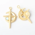 Detailansicht der goldfarbenen Mond und Kreuz Anhänger mit weißer Perle für Schmuck - Mattgold