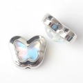 Vista macro di ciondoli a farfalla in argento con inserto cangiante per gioielli DIY - Argento