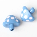 Dettaglio di perline a fungo azzurre a pois bianchi per creazione gioielli fai-da-te - Blu