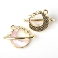 Detailansicht vergoldeter Mond-Anhänger mit rosa Emaille und kleiner Perle für DIY-Schmuck - Goldene Basis Rosa