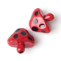 Dettaglio macro di perlina a fungo rosso con pois neri per creazione gioielli fai-da-te - Rosso