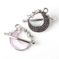 Detailansicht des Mondanhängers mit rosa Harz, kleinen Perlen und Glitzersteinen - Silber Rosa
