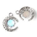 Détails macro des pendentifs soleil et lune en alliage avec perles bleues et strass - Base Argent Pierre Bleue