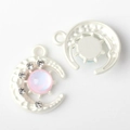 Vue détaillée des breloques soleil et lune en alliage avec strass et pierres roses - Base Argent Pierre Rose