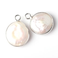 Pendente tondo in perla naturale barocca con bordo in metallo argento e gancio DIY - Argento
