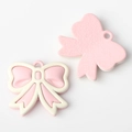 Detalle del colgante de lazo rosa con borde crema para joyas DIY y artesanía - Rosa