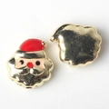 Detalle de los colgantes de Papá Noel con esmalte colorido y reverso chapado en oro - Dorado