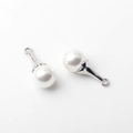 Detalle de ganchos de pendientes en plata S925 con colgantes de perlas blancas redondas - Plateado