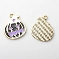 Detalle de la parte delantera y trasera de colgantes de calabaza de esmalte para bisutería - Morado Negro